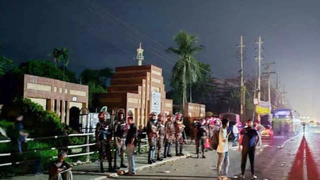 থমথমে জাবি, বিদ্যুৎ-পানি-ইন্টারনেট বন্ধ