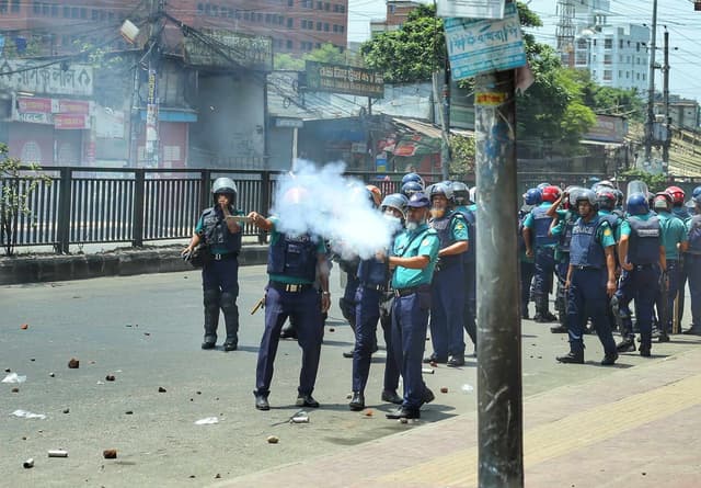 বাড্ডায় পুলিশের সঙ্গে শিক্ষার্থীদের ধাওয়া-পাল্টা ধাওয়া