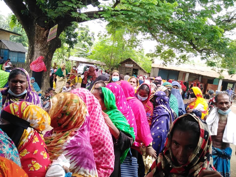 ঝিনাইদহে স্বাস্থ্য বিধি না মেনে ভিজিএফ এর চাল বিতরণ