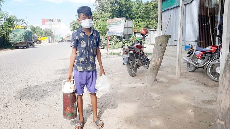 টিফিনের টাকায় কেনা ফ্লাক্স-ই আয়ের উৎস !
