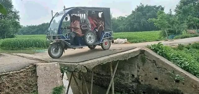 সেতুর ভরসা বাঁশের ঠেকনো