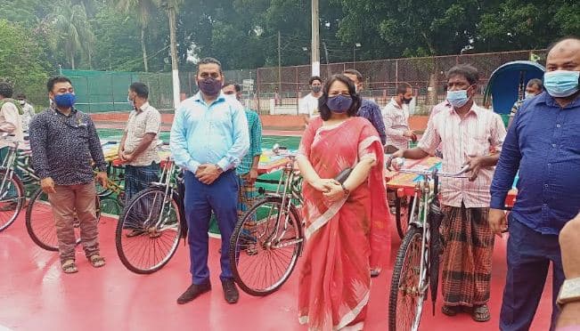 রাজবাড়ীতে মুজিববর্ষ উপলক্ষে দারিদ্রদের মাঝে ভ্যান-রিক্সা বিতরণ