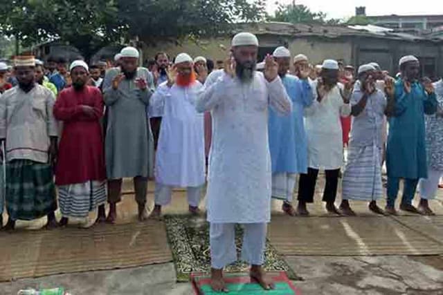 ঝিনাইদহে সৌদির সাথে মিল রেখে ঈদুল আযহার নামাজ আদায়