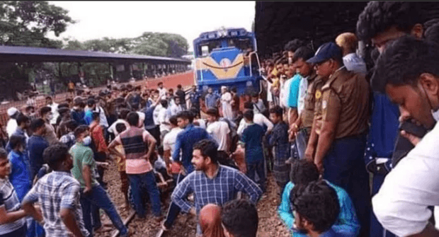 টিকিট না পাওয়ায় বিমানবন্দর স্টেশনে ট্রেন আটকে শিক্ষার্থীদের বিক্ষোভ