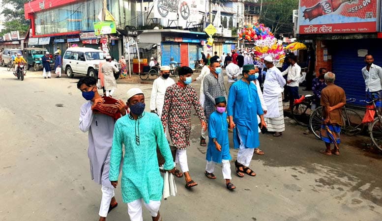 ঠাকুরগাঁওয়ে স্বাস্থ্যবিধি মেনে ঈদ-উল আজহার জামাত অনুষ্ঠিত