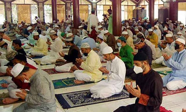 ঈদের জামাতে করোনা থেকে মুক্তির প্রার্থনা