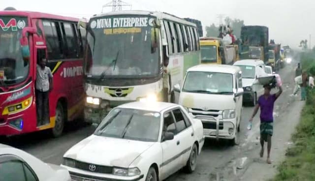 যানজটে থাকা যাত্রীদের ঈদের সকালের নাস্তা চিপস