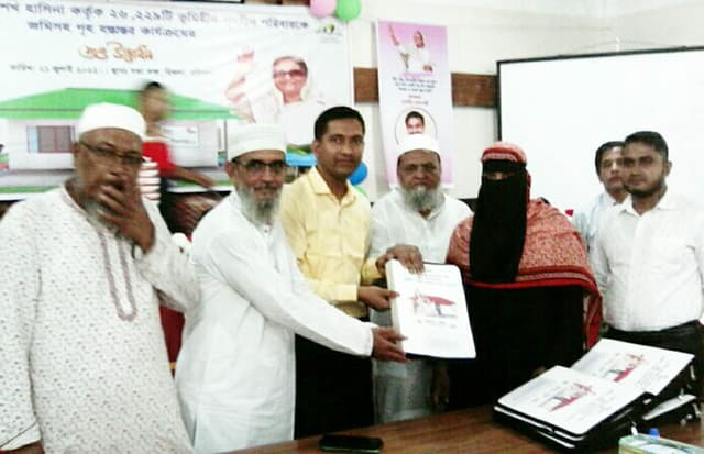 হিজলায় ৯০টি পরিবার পেলেন প্রধানমন্ত্রীর উপহারের ঘর