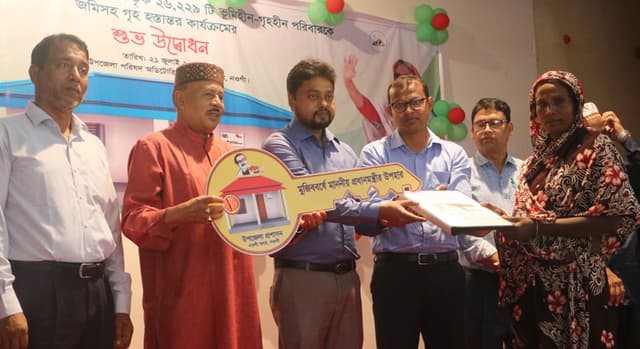 নওগাঁয় হাসি ফুটলো আরও ১৯৭ গৃহহীন পরিবারে