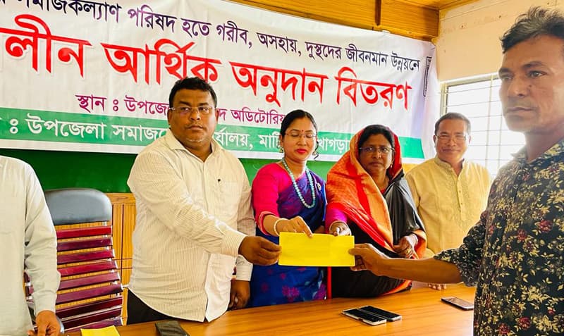 মাটিরাঙ্গাতে অসহায়দের মাঝে আর্থিক অনুদানের চেক বিতরণ