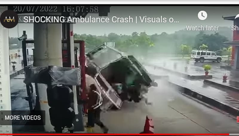 টোল প্লাজায় অ্যাম্বুলেন্সের সজোরে ধাক্কা, রোগীসহ নিহত ৪