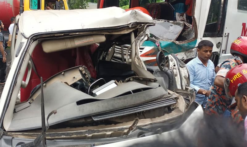 ব‌রিশা‌লে বা‌সের ধাক্কায় মাই‌ক্রোবা‌সের ৫ যাত্রী নিহত, আহত ১২