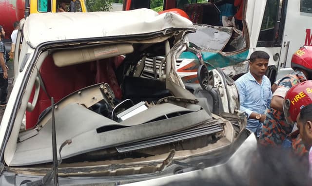 ব‌রিশা‌লে বা‌সের ধাক্কায় মাই‌ক্রোবা‌সের ৫ যাত্রী নিহত, আহত ১২