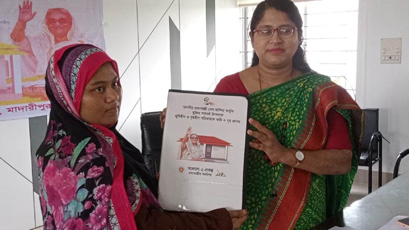 মাদারীপুরে ৭০টি পরিবার পেল স্থায়ী ঠিকানা
