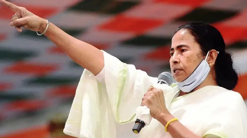 মমতার বাড়ির সামনে ভুয়া পুলিশ !