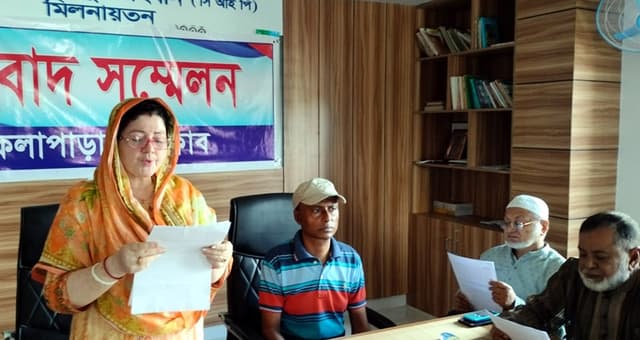 মহিপুরে ষড়যন্ত্রের শিকার প্রধান শিক্ষকের সংবাদ সম্মেলনে