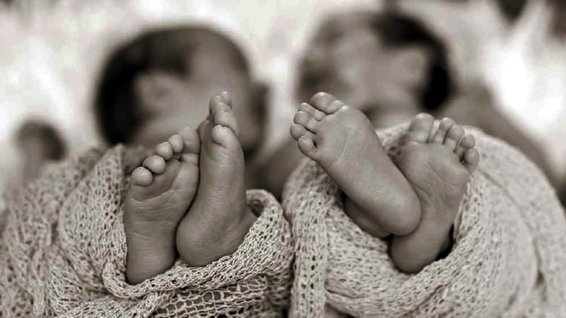 পঞ্চম বার যমজ সন্তান জন্ম দেয়ায় স্ত্রীকে ছেড়ে গেলেন স্বামী