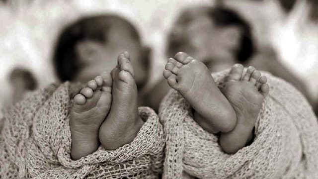 পঞ্চম বার যমজ সন্তান জন্ম দেয়ায় স্ত্রীকে ছেড়ে গেলেন স্বামী