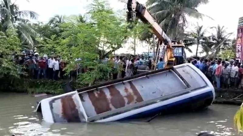 ঝালকাঠিতে নিয়ন্ত্রণ হারিয়ে বাস পুকুরে, নিহত ১৩