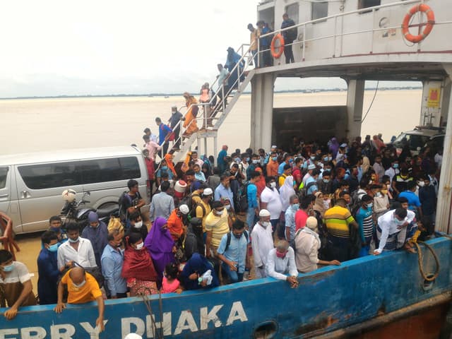 ঢাকায় ফিরতে দৌলতদিয়া ঘাটে ভিড়