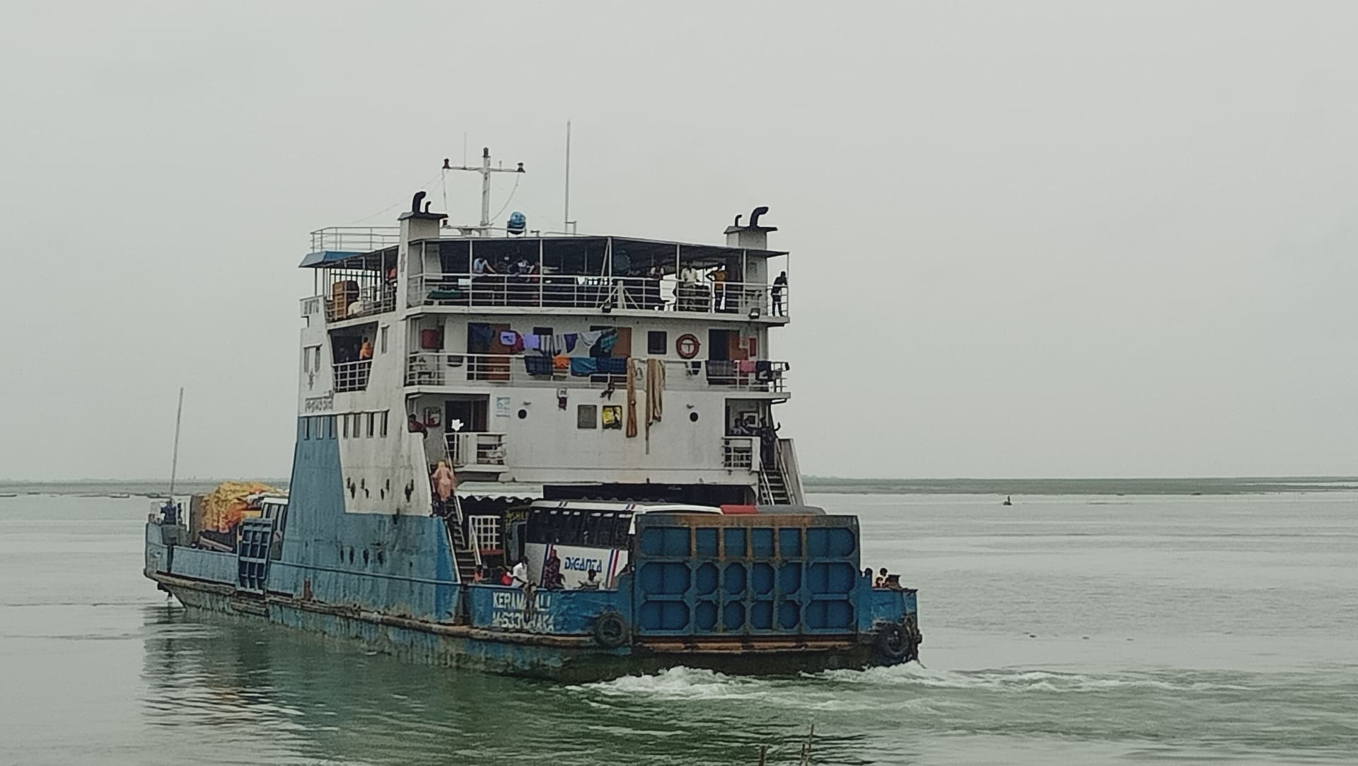 দৌলতদিয়ায় গত ২৪ ঘন্টায় ৫৮৬৩ যানবাহন নদী পার