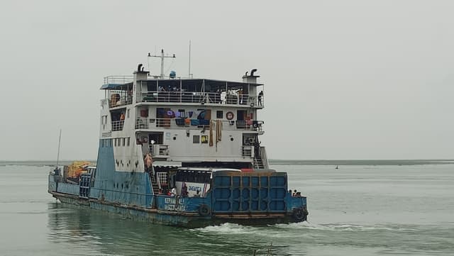 দৌলতদিয়ায় গত ২৪ ঘন্টায় ৫৮৬৩ যানবাহন নদী পার