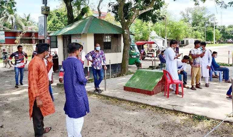 স্বাস্থ্যবিধি মানার আগ্রহ নেই হিলি সীমান্তে আসা দর্শনার্থীদের