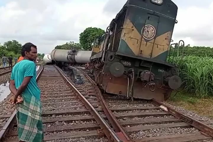 ট্রেন লাইনচ্যুত, পড়ে গেছে ৪২ টন তেল
