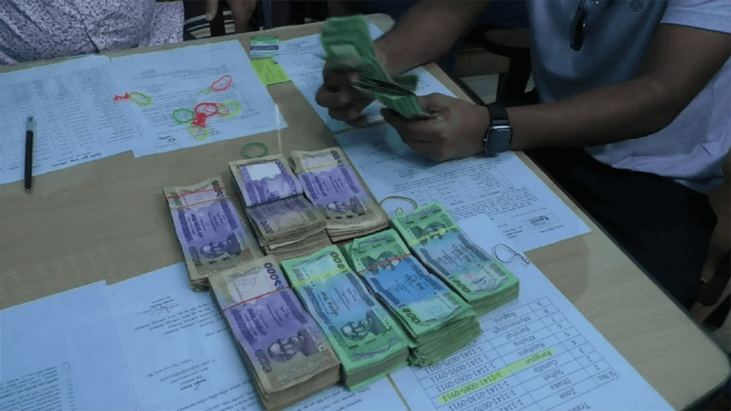 হিলি চেকপোস্টে ভারতীয় যাত্রীর কাছে ৫ লাখ টাকা জব্দ