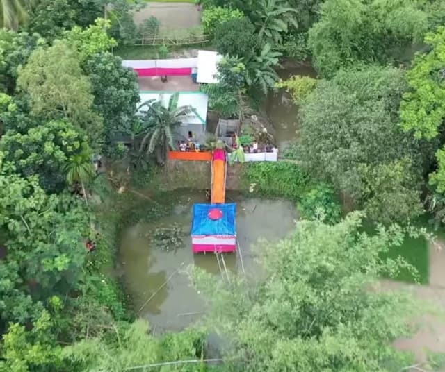 পানিতে তৈরি বাসরঘর, দেখতে এলাকাবাসীর ভিড়