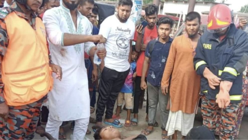 নাটোরে ট্রেন থেকে নামতে গিয়ে যুবকের দু'পা বিচ্ছিন্ন