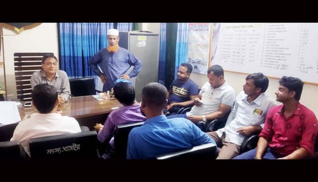 ধামইরহাটে সাংবাদিকদের কাছে ক্ষমা চাইলেন মৎস্য কর্মকর্তা