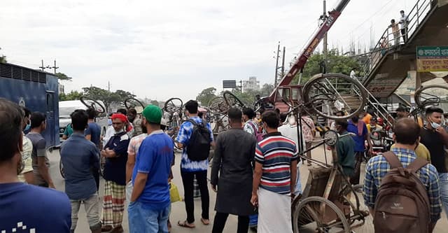 লকডাউনের দ্বিতীয় দিনে রাস্তায় মানুষের চলাচল একেবারে কম
