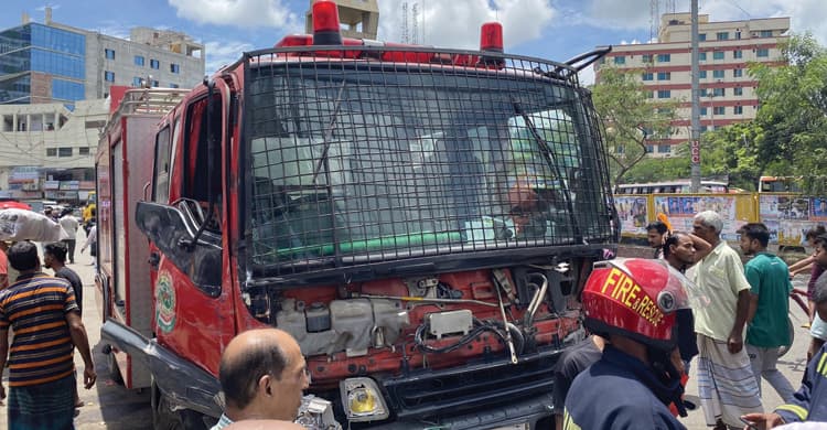 আগুন নেভাতে যাওয়ার পথে ফায়ার সার্ভিসের গাড়িচালকসহ নিহত ২