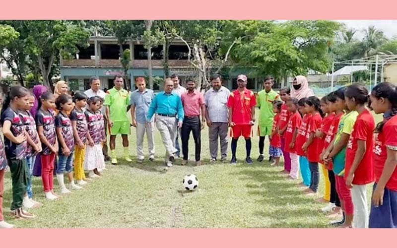 হিলিতে প্রাথমিক বিদ্যালয়ের ফুটবল টুর্নামেন্টের উদ্বোধন