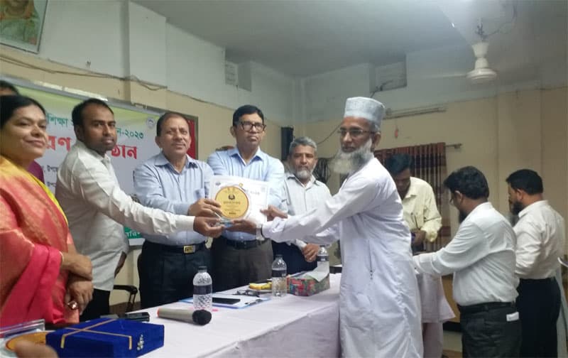 মাওলানা আমির হোসেন বরিশালে শ্রেষ্ঠ শিক্ষা প্রতিষ্ঠান প্রধান নির্বাচিত