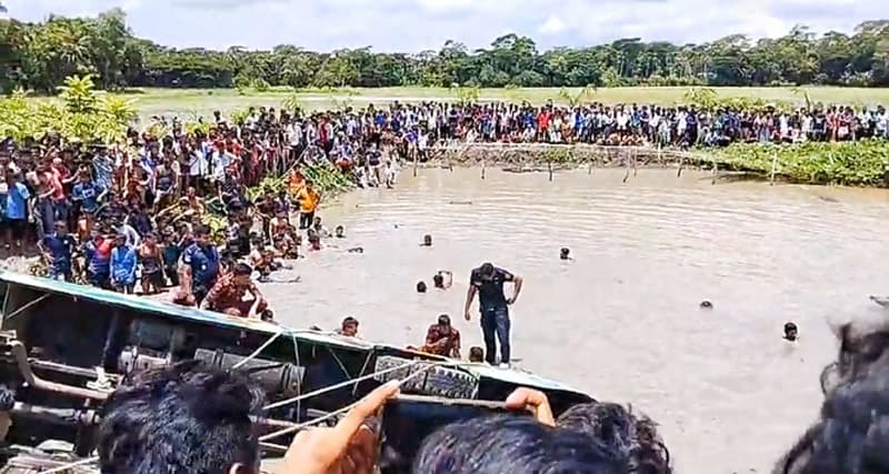 ঝালকাঠিতে বাস দুর্ঘটনা, সেই পুকুর ভরাটের জন্য মালিককে চিঠি দিবে সওজ
