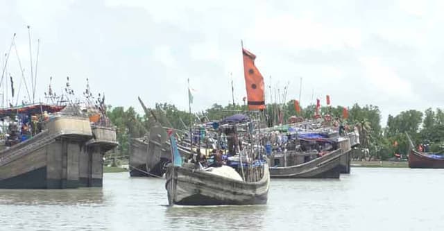 নিষেধাজ্ঞা শেষ, সাগরে মাছ শিকারে যাচ্ছেন জেলেরা