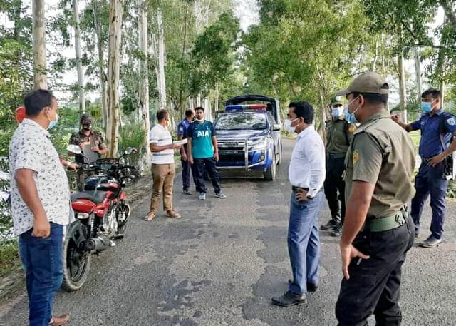 সরকারি বিধিনিষেধ না মানায় হিলিতে ২০ জনকে জরিমানা