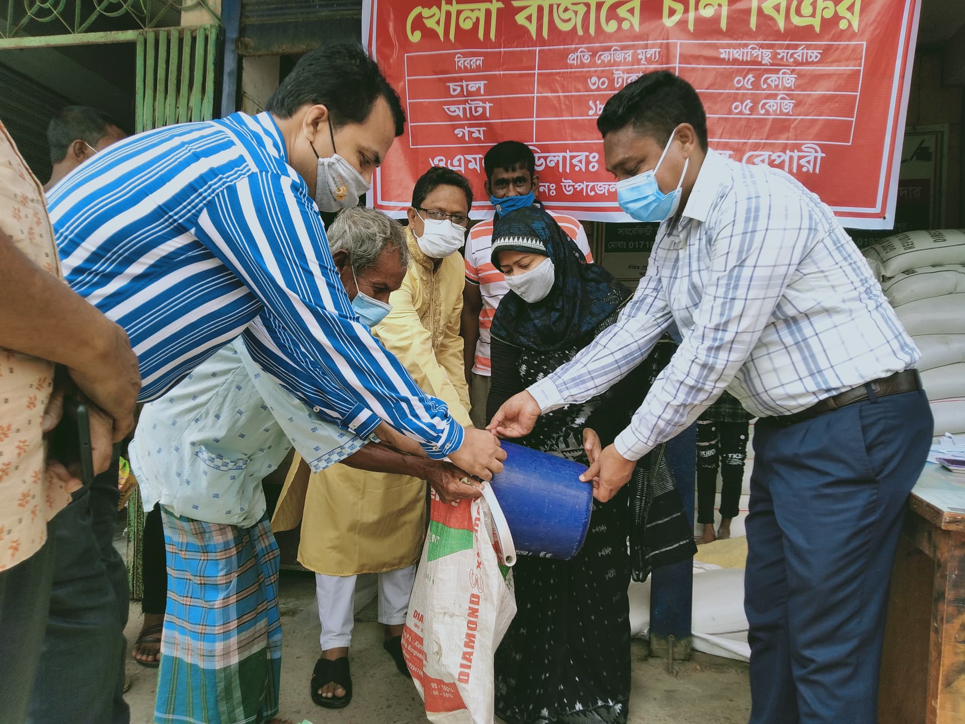 কালকিনিতে ও,এম,এসের ন্যায্যমুলে চাল ও আঁটা বিক্রয়