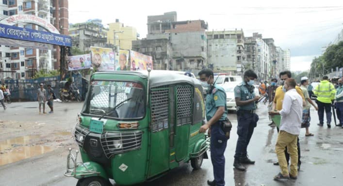মোড়ে মোড়ে চেকপোস্ট, যানবাহনের চাপও কম