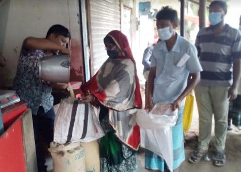 ধামইরহাটে সরকারিভাবে খোলা বাজারে চাল ও আটা বিক্রি শুরু