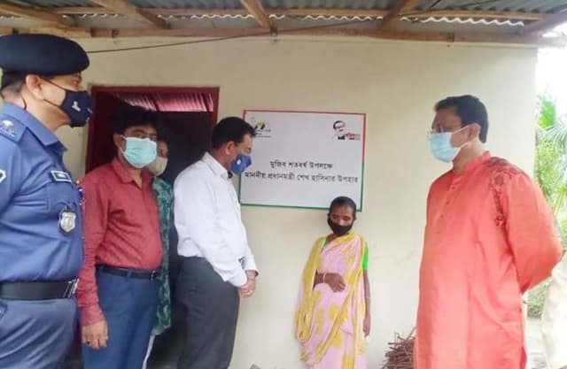 নেছারাবাদে আশ্রয়ন প্রকল্পের ঘর পরিদর্শনে বিভাগীয় কমিশনার