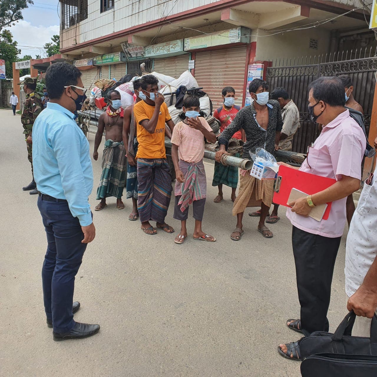 সরাইলে বিধিনিষেধ কার্যকর কর‌তে ভ্রাম‍্যমান আদালতের জরিমান