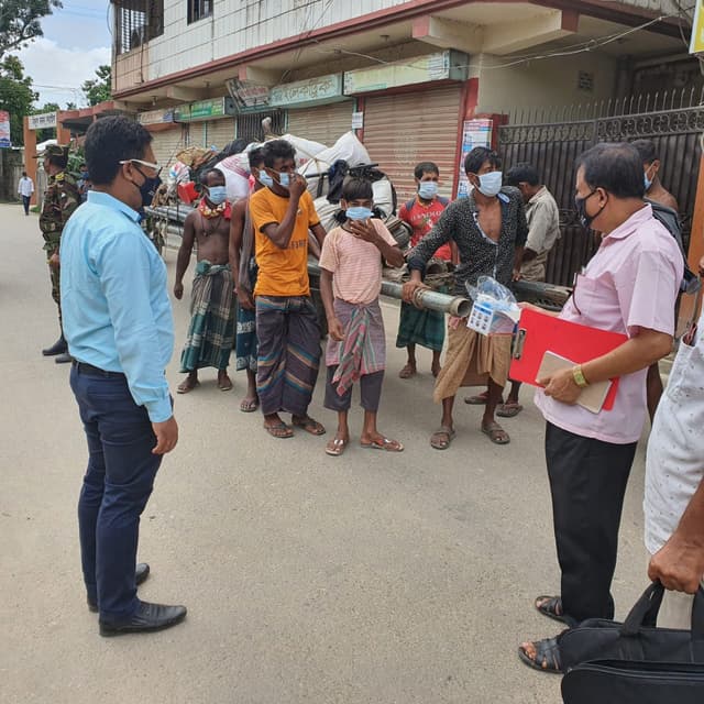 সরাইলে বিধিনিষেধ কার্যকর কর‌তে ভ্রাম‍্যমান আদালতের জরিমান