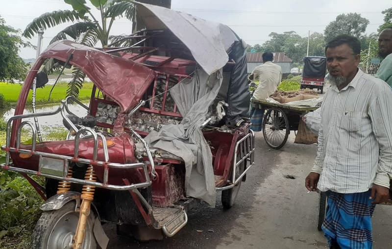 নেত্রকোনায় সড়ক দুর্ঘটনায় নিহত ২, পাঁচ যাত্রী আহত