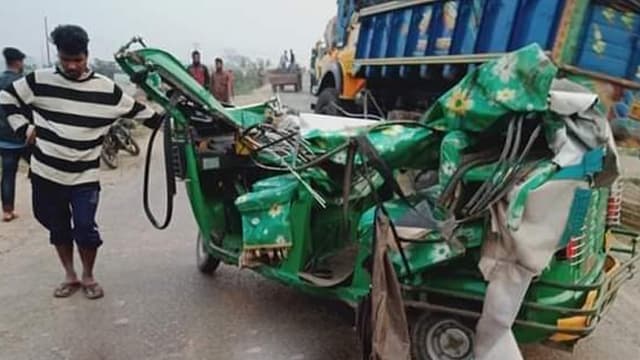 ট্রাকচাপায় অটোরিকশার দুই যাত্রী নিহত