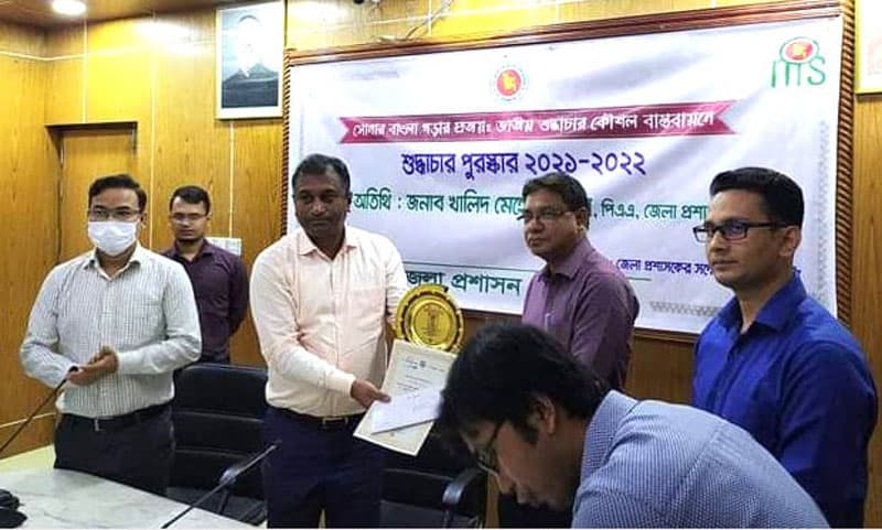 শুদ্ধাচার পুরস্কার পেলেন আত্রাইয়ের প্রশাসনিক কর্মকর্তা