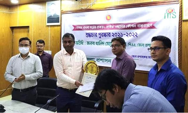 শুদ্ধাচার পুরস্কার পেলেন আত্রাইয়ের প্রশাসনিক কর্মকর্তা