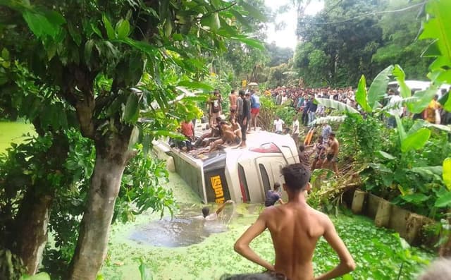 বরিশালে ইলিশ পরিবহন ডোবায়, ১৬ যাত্রী উদ্ধার